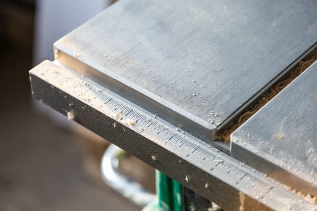 photo of a table saw fence guide.